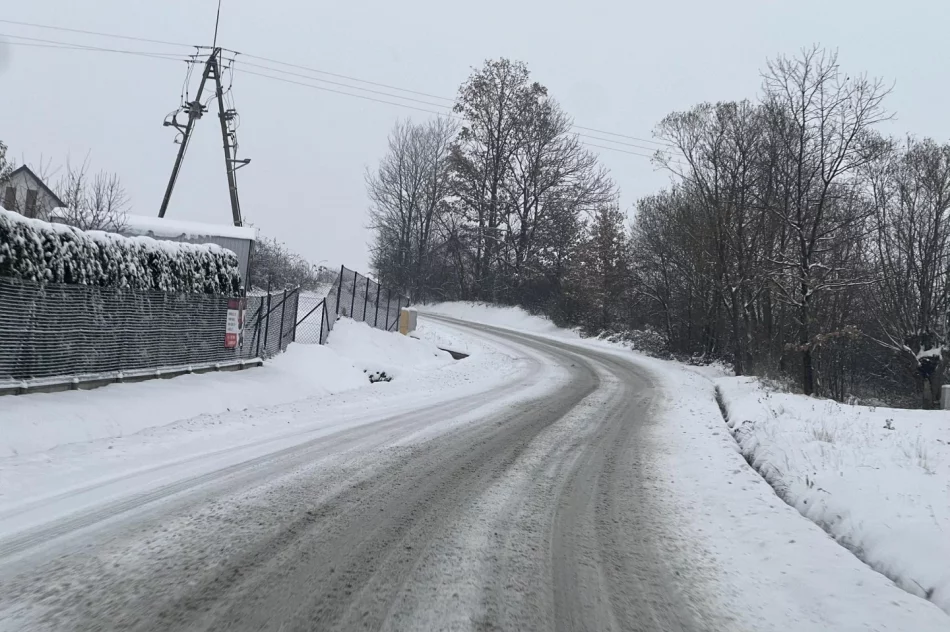Trudne warunki, drogi zaśnieżone i śliskie - zdjęcie 2