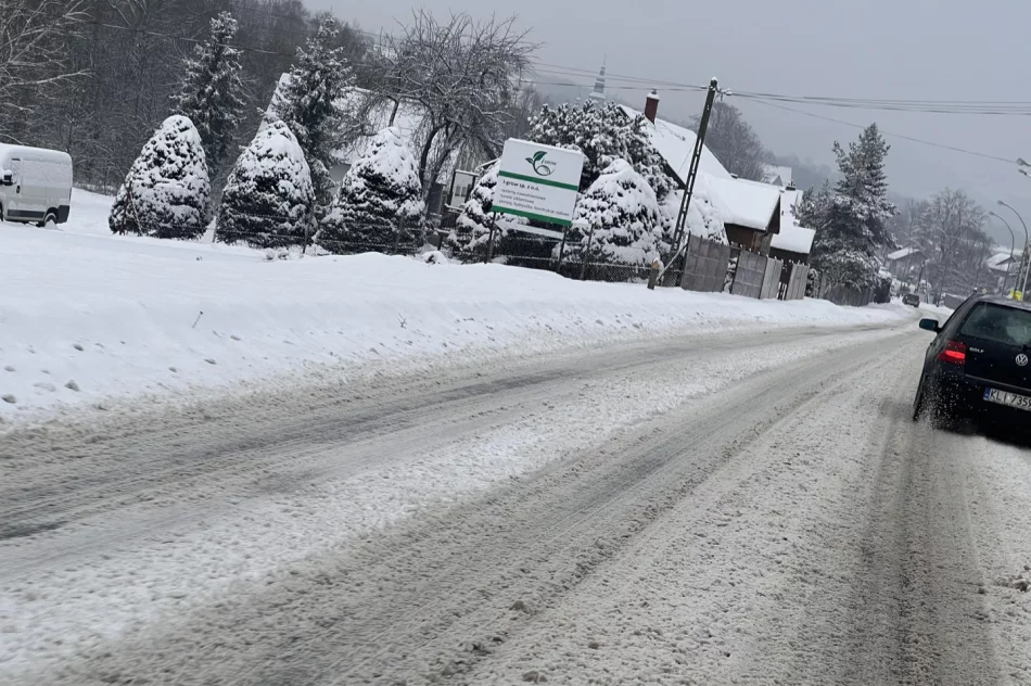 Trudne warunki, drogi zaśnieżone i śliskie - zdjęcie 5