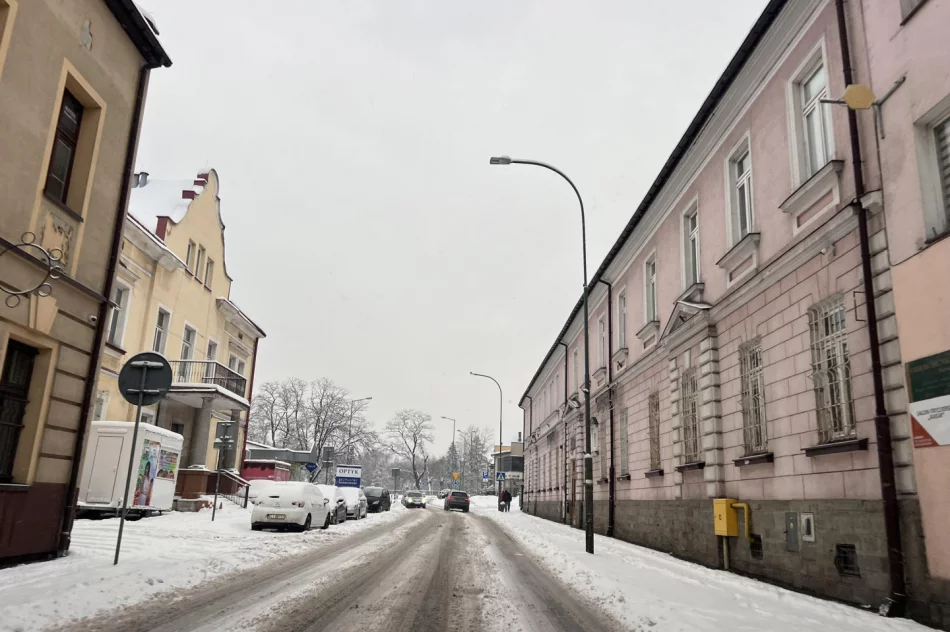 Trudne warunki, drogi zaśnieżone i śliskie - zdjęcie 6