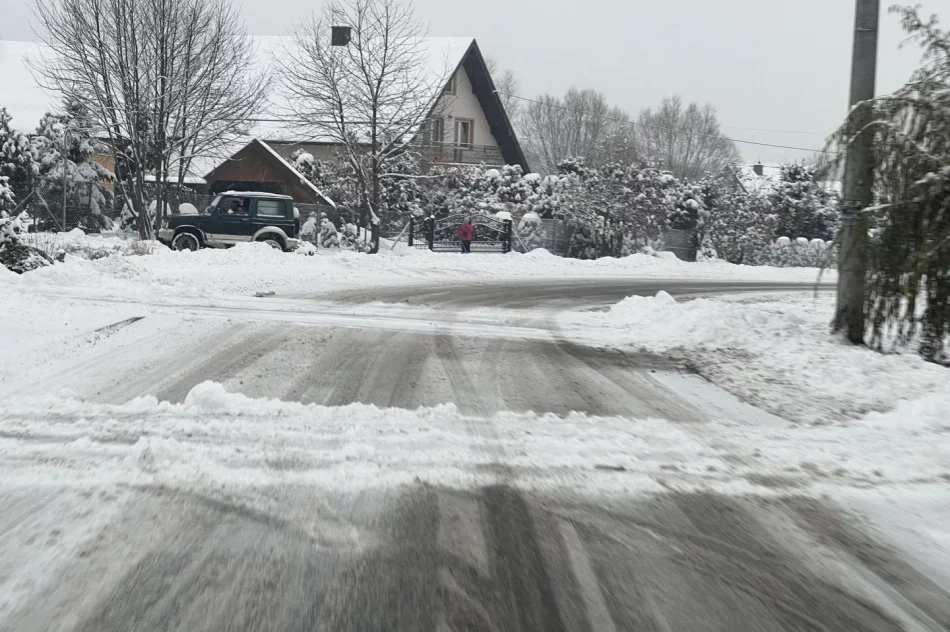 Trudne warunki, drogi zaśnieżone i śliskie - zdjęcie 11
