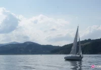 Zatonęła łódź na jeziorze - zdjęcie główne