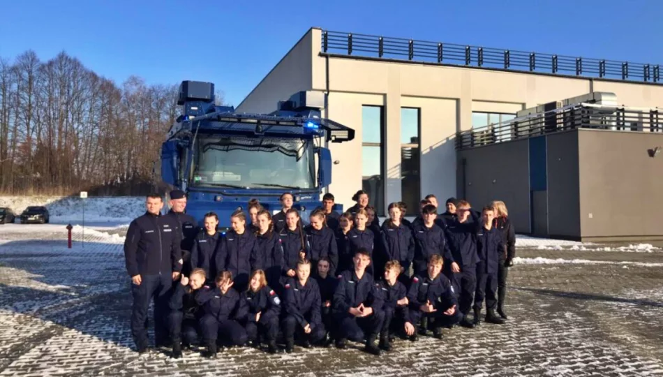 Policyjne szkolenie dla "mundurowych" uczniów - zdjęcie 1