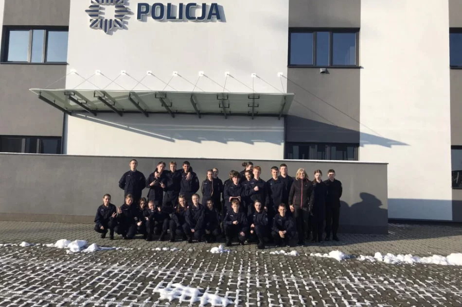 Policyjne szkolenie dla "mundurowych" uczniów - zdjęcie 5