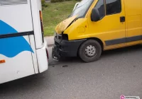 Niegroźna kolizja z autobusem - zdjęcie główne