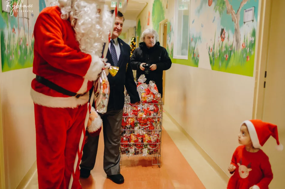Św. Mikołaj przybył do dzieci w szpitalu - 2023 - zdjęcie 12