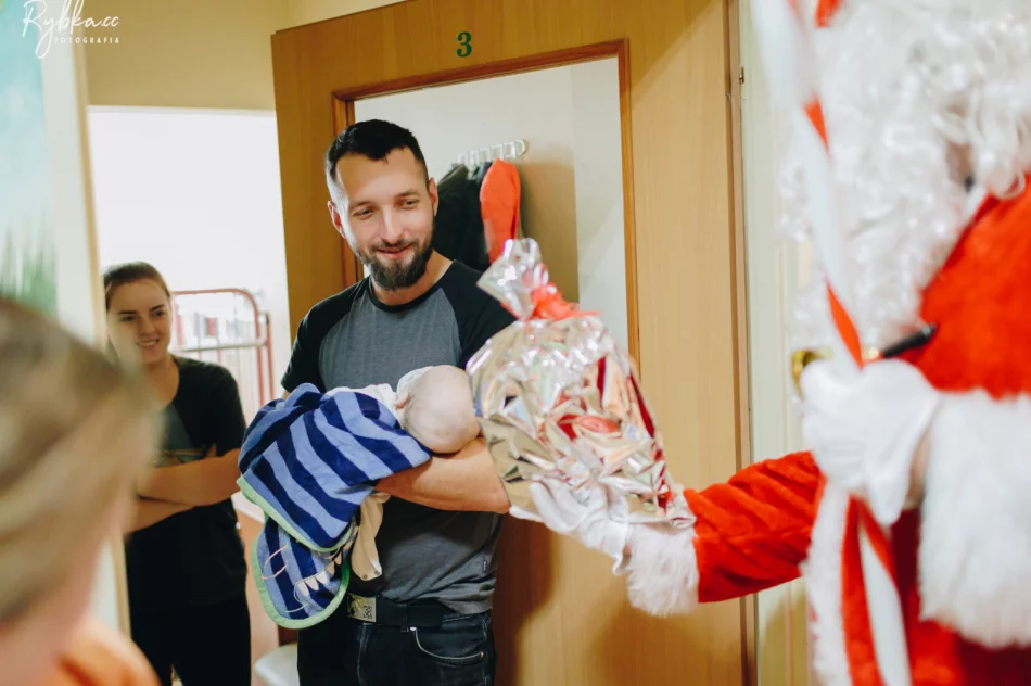 Św. Mikołaj przybył do dzieci w szpitalu - 2023 - zdjęcie 16