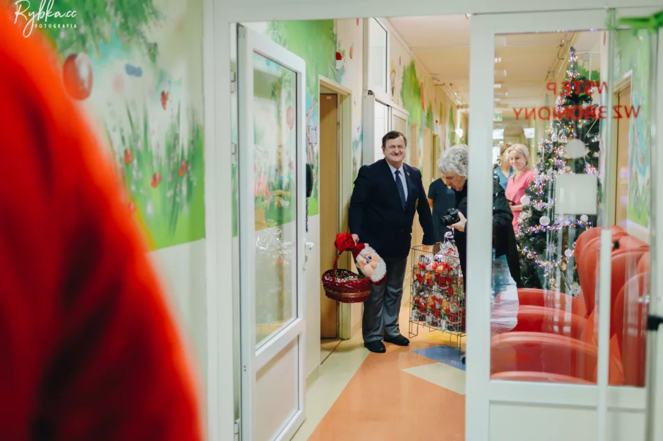 Św. Mikołaj przybył do dzieci w szpitalu - 2023 - zdjęcie 18