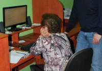 Senior z komputerem - zdjęcie główne