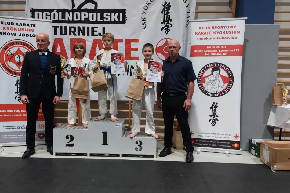 21 medali oraz trzecie miejsce w klasyfikacji drużynowej wywalczyli pod Tatrami karatecy ARS Limanowa – JONIEC Team - zdjęcie 13