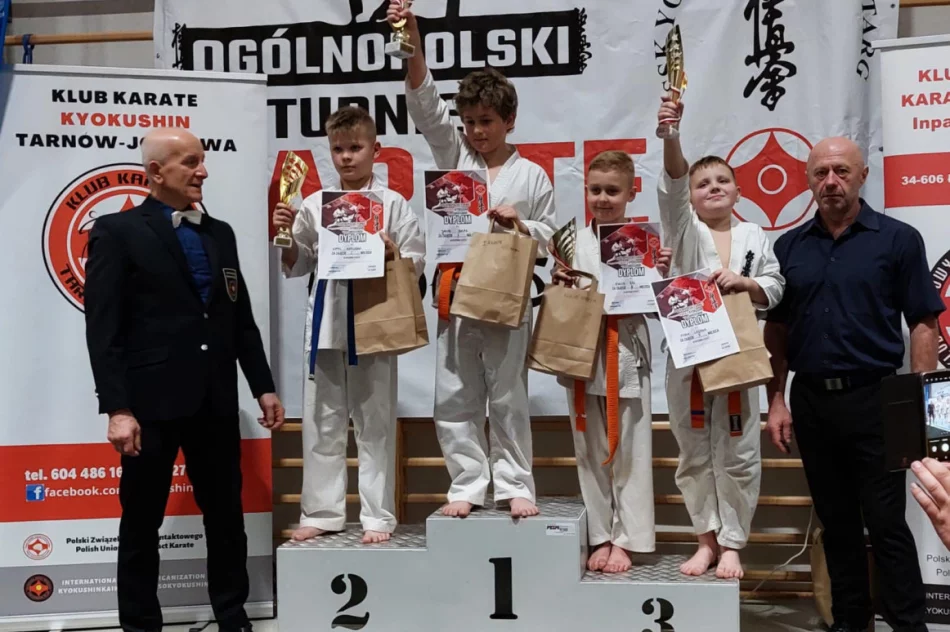 21 medali oraz trzecie miejsce w klasyfikacji drużynowej wywalczyli pod Tatrami karatecy ARS Limanowa – JONIEC Team - zdjęcie 14