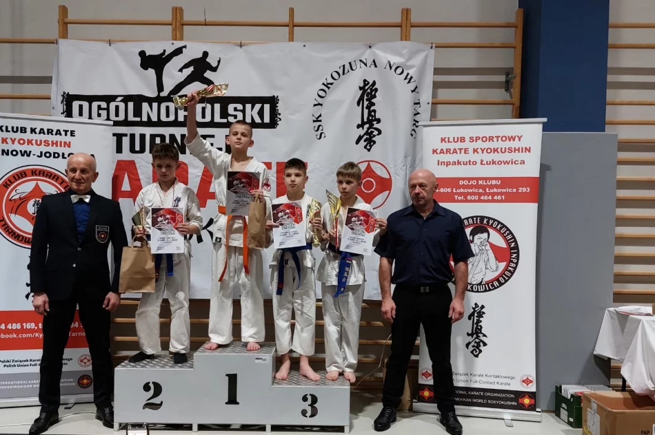 21 medali oraz trzecie miejsce w klasyfikacji drużynowej wywalczyli pod Tatrami karatecy ARS Limanowa – JONIEC Team - zdjęcie 19