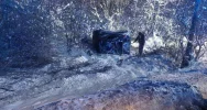 Samochód wypadł z drogi i przewrócił się, jedna osoba poszkodowana - zdjęcie 2