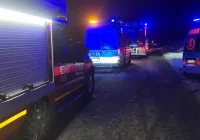 Czołowo-boczne zderzenie samochodów. Jedna osoba poszkodowana - zdjęcie główne