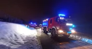 Czołowo-boczne zderzenie samochodów. Jedna osoba poszkodowana - zdjęcie 3