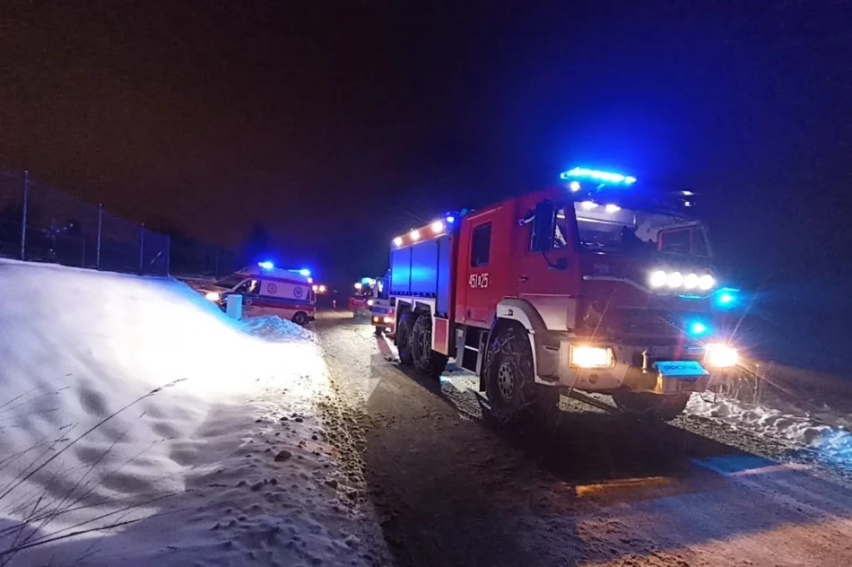 Czołowo-boczne zderzenie samochodów. Jedna osoba poszkodowana - zdjęcie 3
