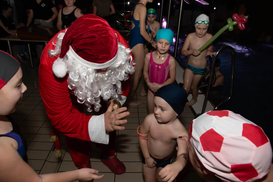 Magiczne Mikołajki na Pływalni Limanowskiej - zdjęcie 9