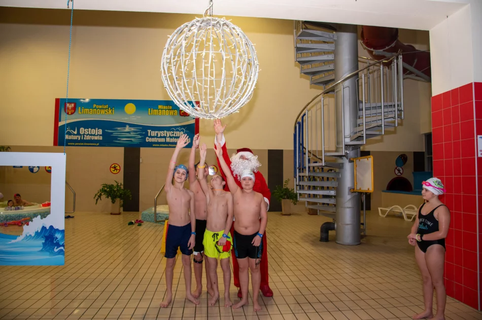 Magiczne Mikołajki na Pływalni Limanowskiej - zdjęcie 14