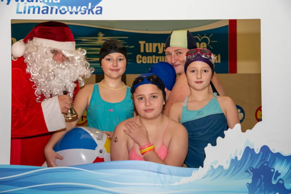Magiczne Mikołajki na Pływalni Limanowskiej - zdjęcie 15