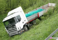 Ciężarówka jechała za szybko - zdjęcie główne