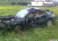 Uderzyli w słup i dachowali - zdjęcie główne