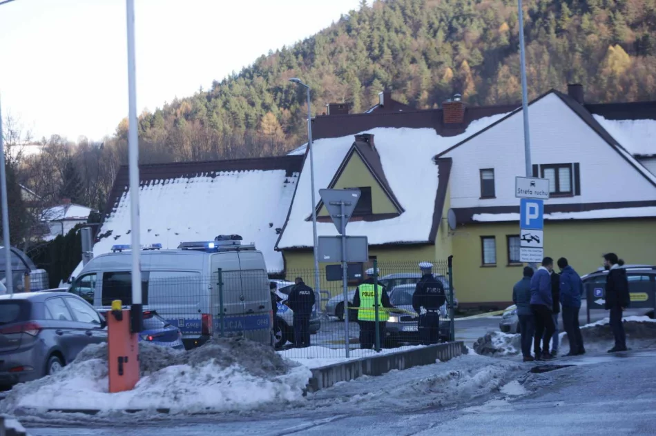 Służby otrzymały informację o strzelaninie przed Biedronką Tymbarku. Jest osoba poszkodowana  - zdjęcie 6