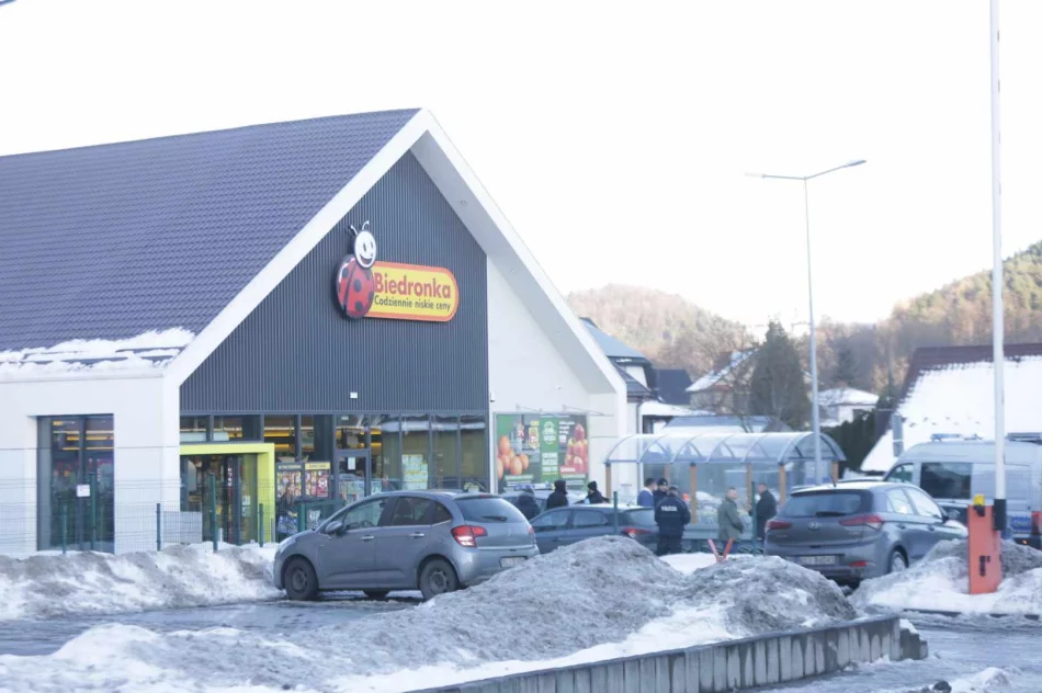 Służby otrzymały informację o strzelaninie przed Biedronką Tymbarku. Jest osoba poszkodowana  - zdjęcie 7
