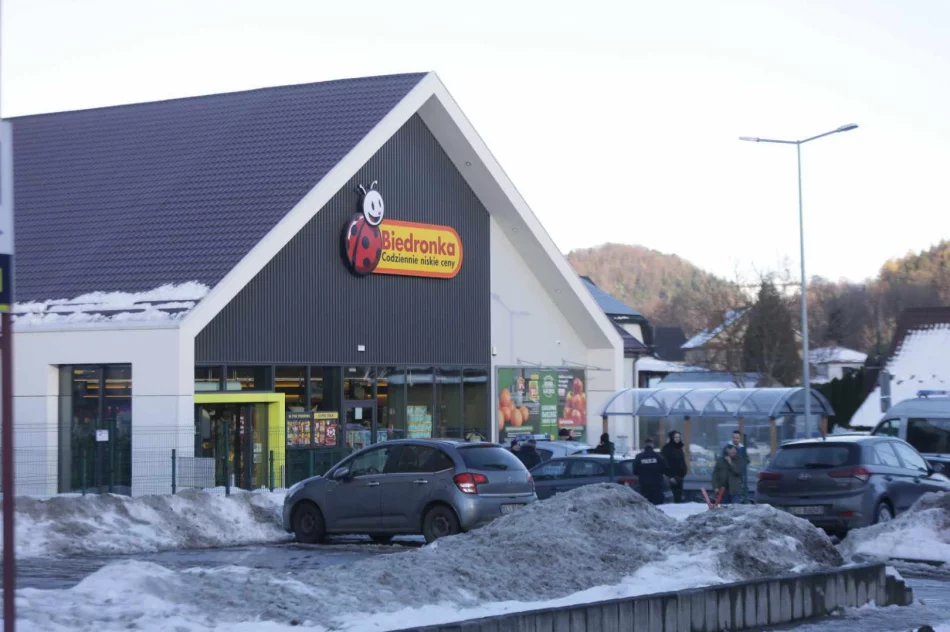Służby otrzymały informację o strzelaninie przed Biedronką Tymbarku. Jest osoba poszkodowana  - zdjęcie 8