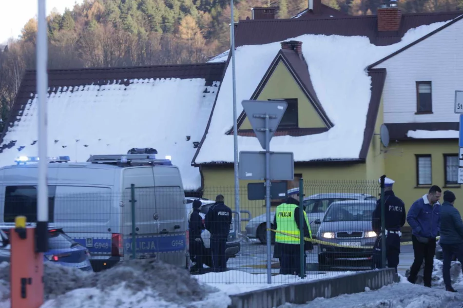 Służby otrzymały informację o strzelaninie przed Biedronką Tymbarku. Jest osoba poszkodowana  - zdjęcie 9