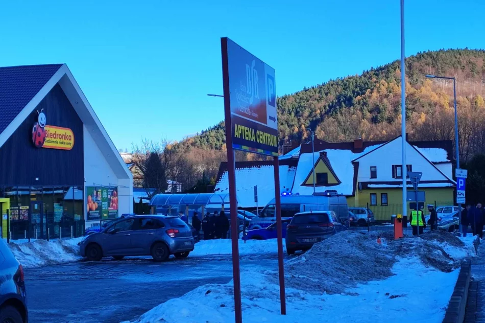 Służby otrzymały informację o strzelaninie przed Biedronką Tymbarku. Jest osoba poszkodowana  - zdjęcie 11