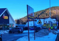 Służby otrzymały informację o strzelaninie przed Biedronką Tymbarku. Jest osoba poszkodowana  - zdjęcie główne