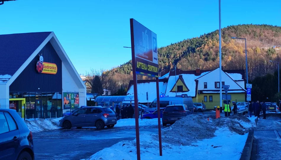 Służby otrzymały informację o strzelaninie przed Biedronką Tymbarku. Jest osoba poszkodowana  - zdjęcie 1