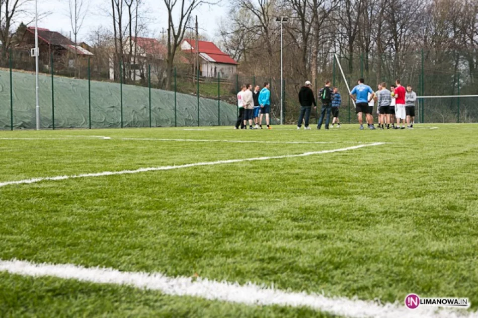 Orlik z dołkami jak pole golfowe - zdjęcie 2
