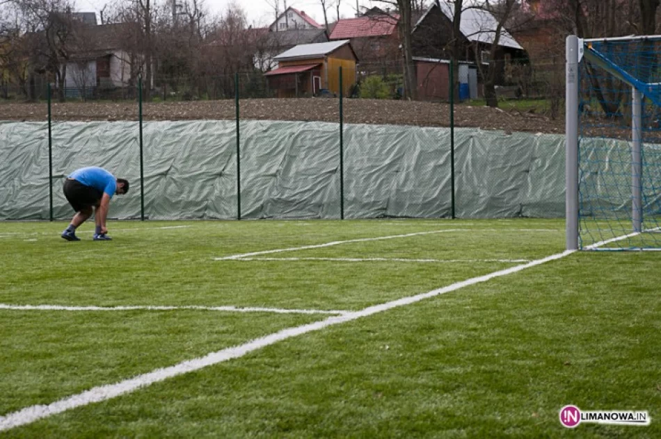 Orlik z dołkami jak pole golfowe - zdjęcie 3