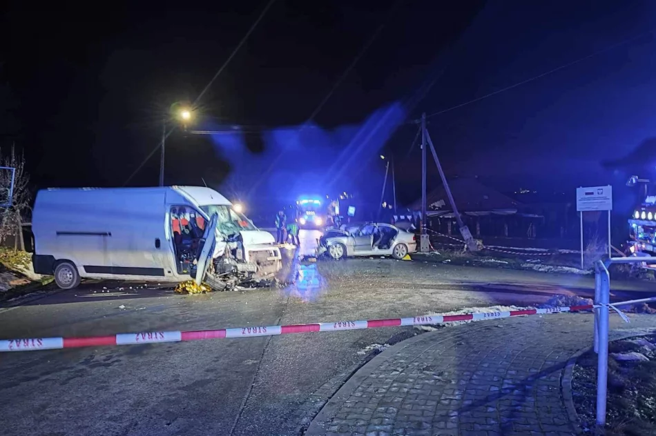 Pojazd dostawczy zderzył się z osobówką, dwie osoby ranne. Lądował LPR - zdjęcie 3