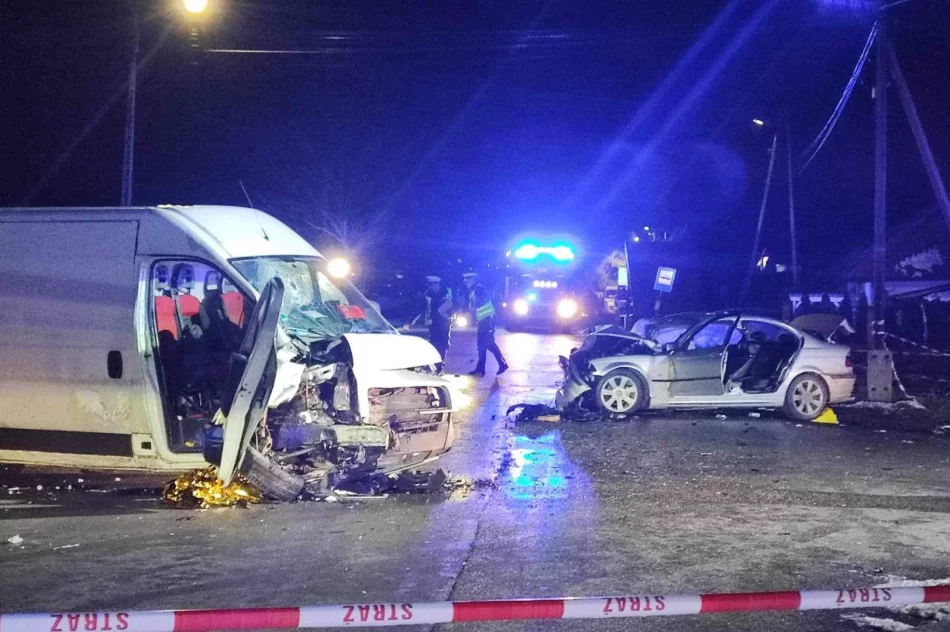 Pojazd dostawczy zderzył się z osobówką, dwie osoby ranne. Lądował LPR - zdjęcie 4