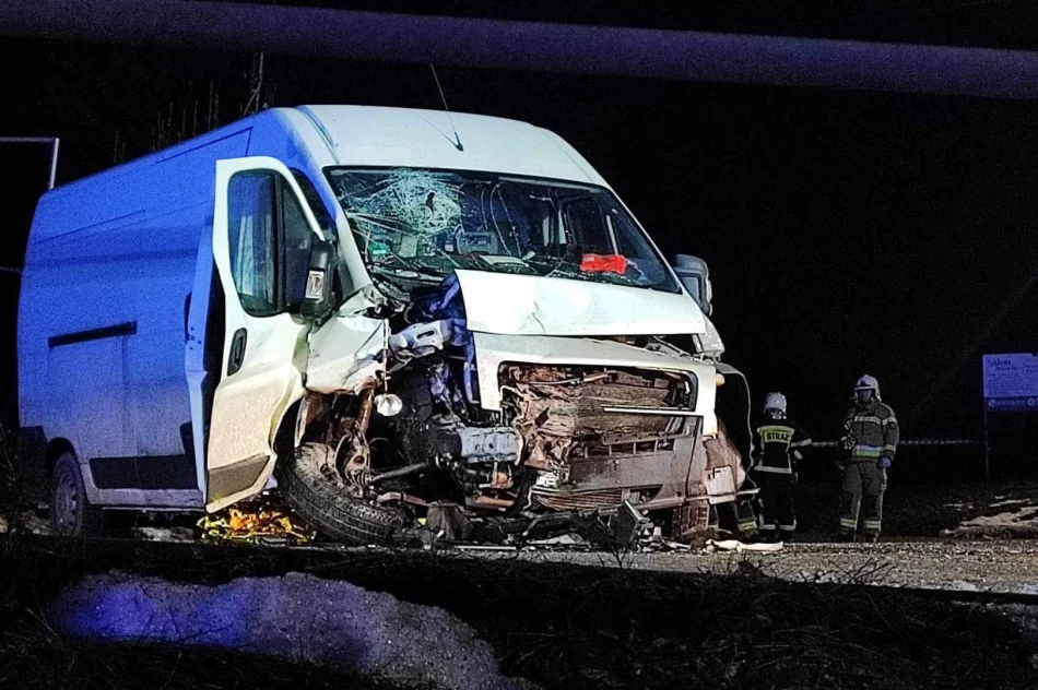 Pojazd dostawczy zderzył się z osobówką, dwie osoby ranne. Lądował LPR - zdjęcie 6