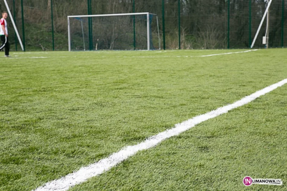 Orlik z dołkami jak pole golfowe - zdjęcie 4