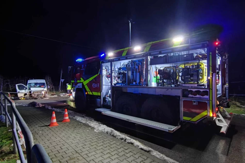 Pojazd dostawczy zderzył się z osobówką, dwie osoby ranne. Lądował LPR - zdjęcie 8