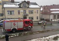 Strażacy usuwają plamę substancji ropopochodnej na ulicach Limanowej - zdjęcie główne