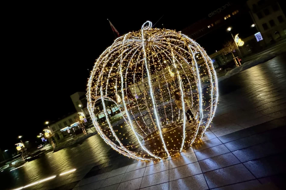 Rynek w Limanowej w świątecznej iluminacji - zdjęcie 11