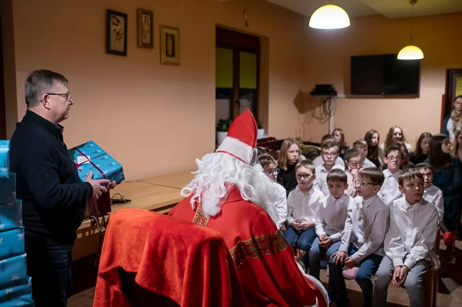 Z prezentami dla dzieci w Żmiącej (ZDJĘCIA) - zdjęcie 4