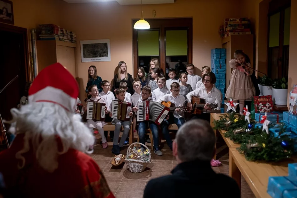Z prezentami dla dzieci w Żmiącej (ZDJĘCIA) - zdjęcie 12