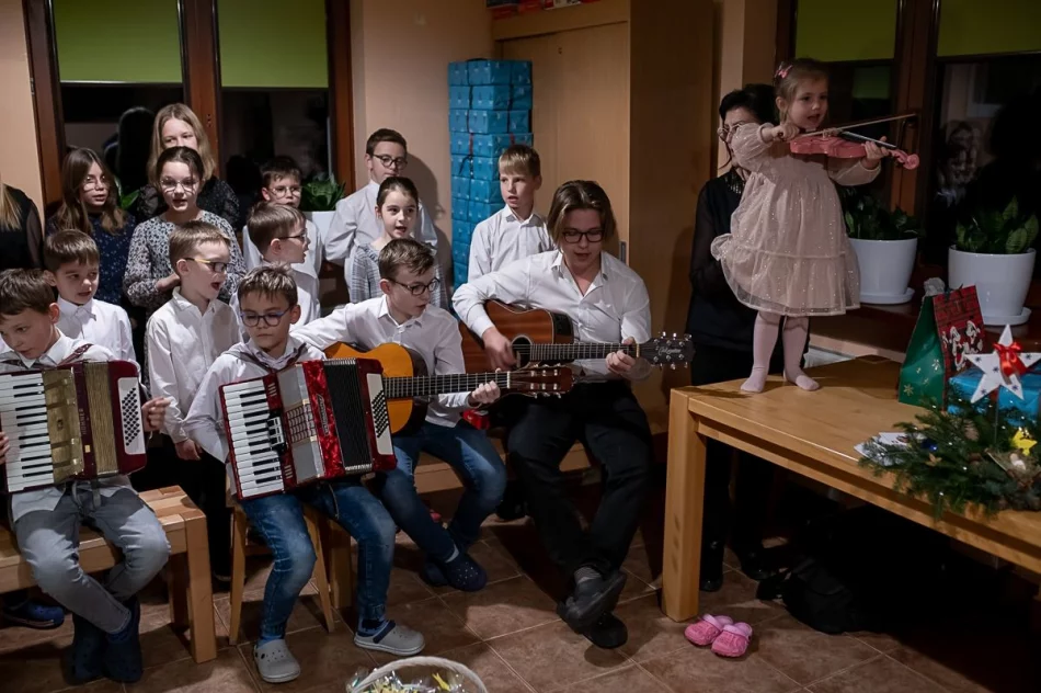 Z prezentami dla dzieci w Żmiącej (ZDJĘCIA) - zdjęcie 17