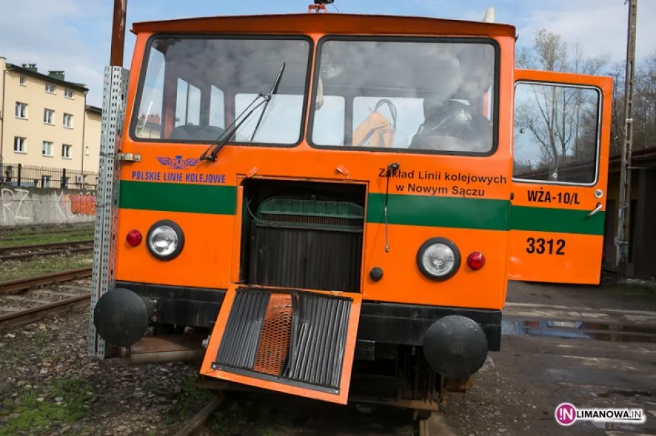 Zniszczona drezyna kolejowa - zdjęcie 2