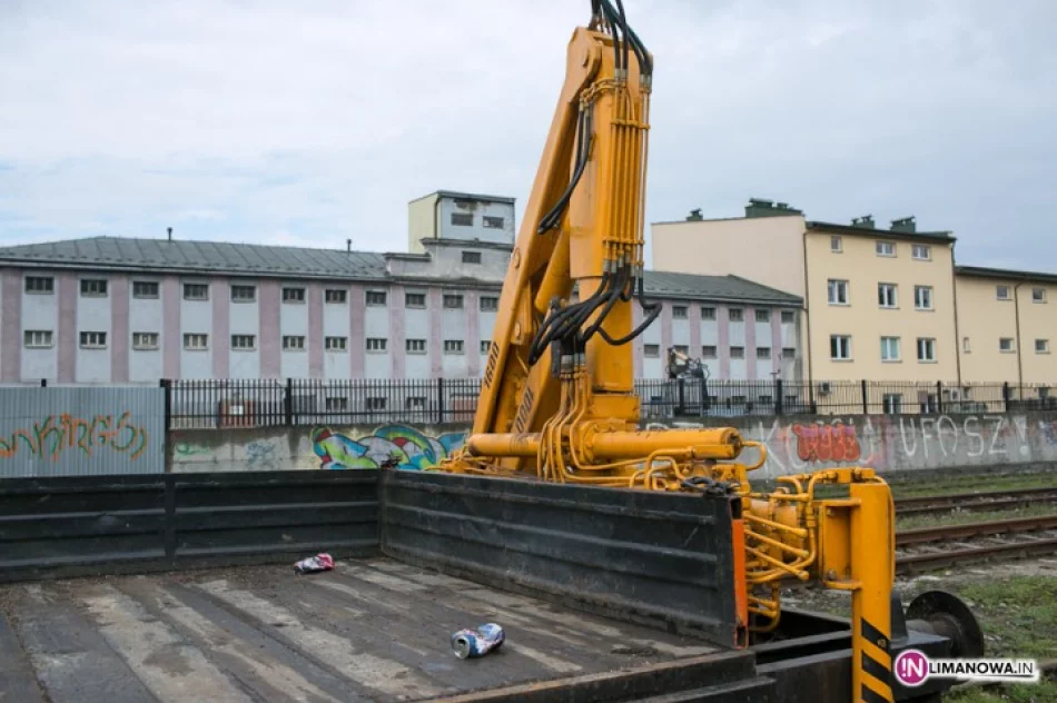 Zniszczona drezyna kolejowa - zdjęcie 3