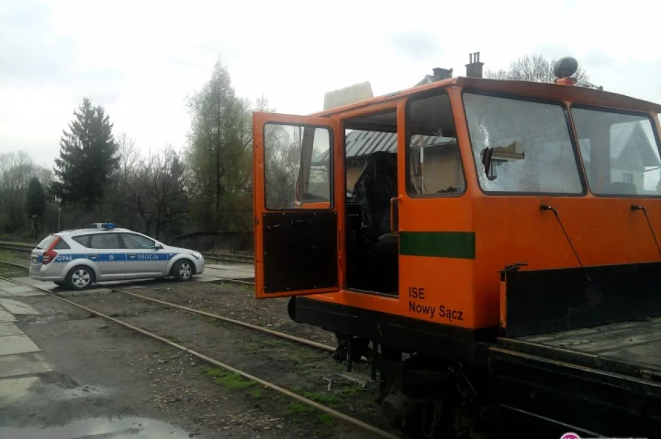 Zniszczona drezyna kolejowa - zdjęcie 4