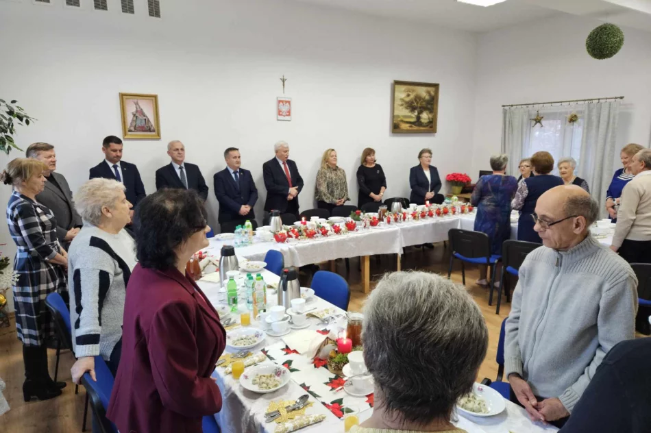 Spotkanie wigilijne połączone z Jubileuszem 8- lecia działalności Dziennego Domu ,, Senior+” - zdjęcie 2