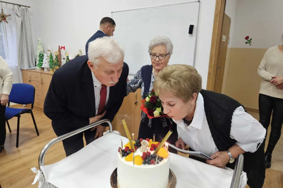 Spotkanie wigilijne połączone z Jubileuszem 8- lecia działalności Dziennego Domu ,, Senior+” - zdjęcie 6