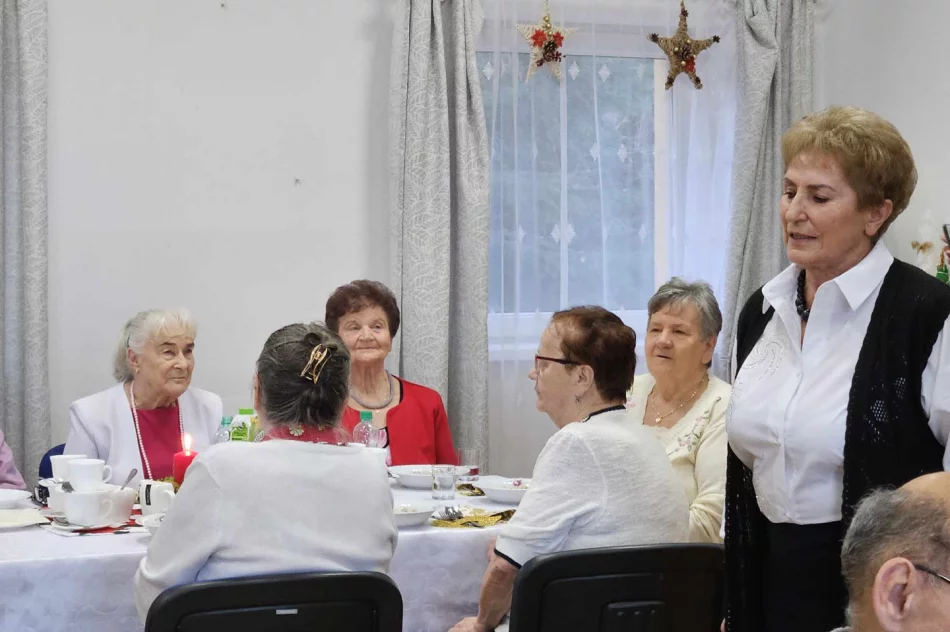 Spotkanie wigilijne połączone z Jubileuszem 8- lecia działalności Dziennego Domu ,, Senior+” - zdjęcie 7