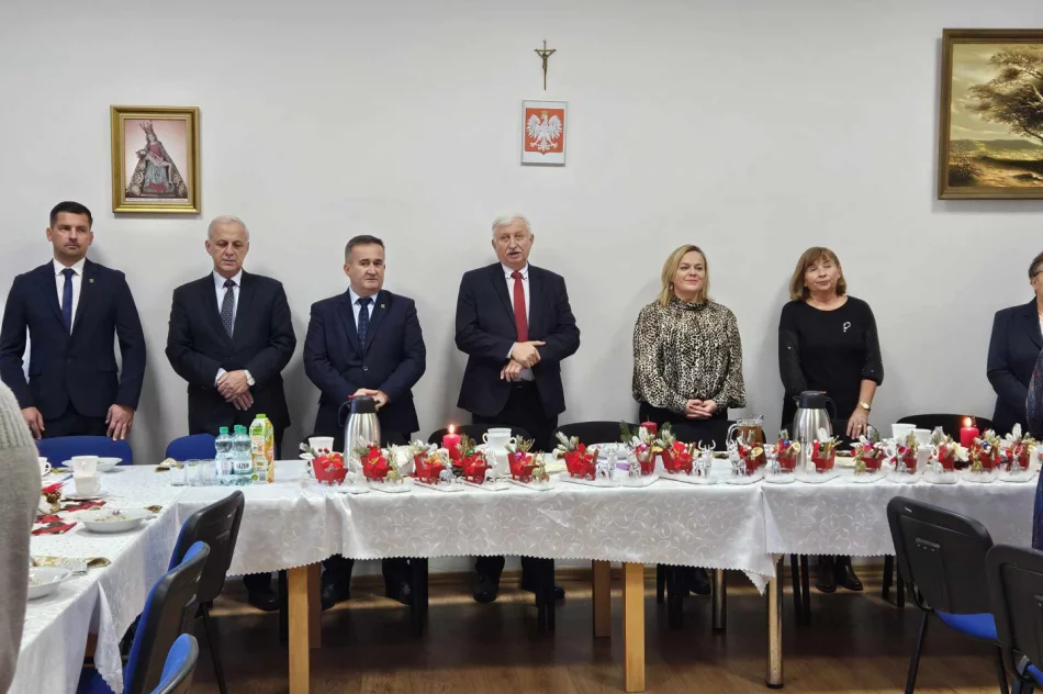 Spotkanie wigilijne połączone z Jubileuszem 8- lecia działalności Dziennego Domu ,, Senior+” - zdjęcie 11